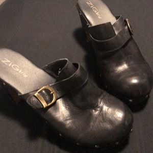 Black heeled clogs